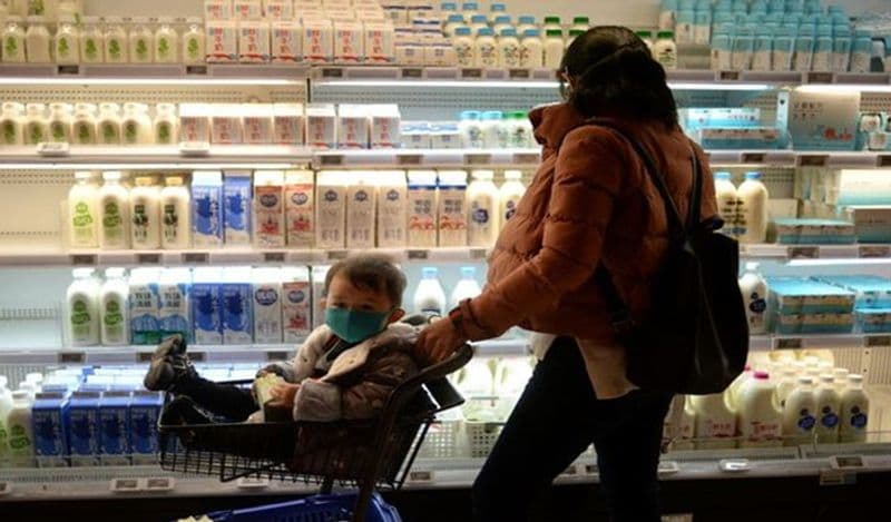 american shopkeeper threw groceries worth 26 lakh rupees after woman sneezed in mall fearing corona virus kph