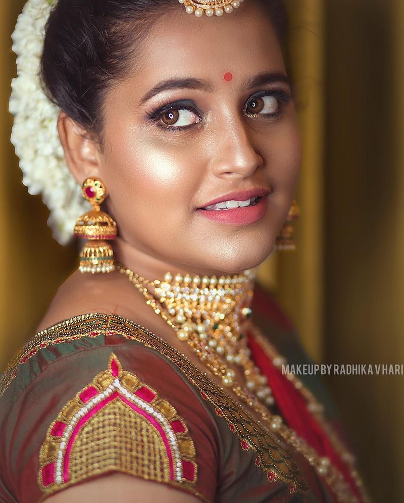 சோசியல் மீடியாவில் படு ஆக்ட்டிவாக இருக்கும், ஜாக்குலின் அவ்வப்போது தன்னுடைய விதவிதமான போட்டோ ஷூட் புகைப்படங்களை வெளியிட்டு ரசிகர்களை வசீகரித்து வருவதோடு அவர்கள் கேட்கும் கேள்விகளுக்கும் ஒளிவு மறைவு இல்லாமல் பதில் கூறி வருகிறார்.
