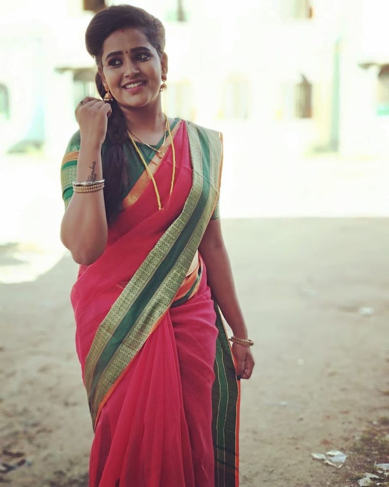 இந்நிலையில் இவரிடம் எப்போது திருமணம் என, ரசிகர் ஒருவர் எழுப்பிய கேள்விக்கு வெளிப்படையாக பதிலளித்துள்ளார்.