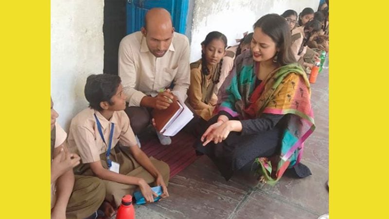 कॉलेज में टीना समय-समय पर आयोजित कार्यक्रमों में स्पीकर के तौर पर राजनीति से जुड़े अपने विचार रखती थीं। उनके कॉलेज के प्रोफेसर ने उन्हें कॉलेज का सच्चा खजाना और डायनेमिक स्पीकर बताया था। आईएएस बनने के बाद टीना ने हरियाणा कैडर ज्वॉइन किया था। फिलहाल टीना राजस्थान के भीलवाड़ा में एसडीएम के पद पर हैं।