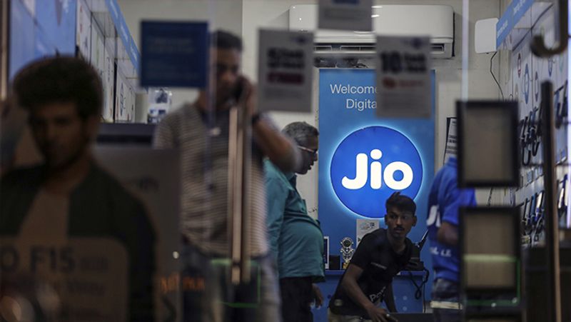 Fact Check Is Jio giving a free recharge of Rs 498 Read this article before clicking on the link kpm