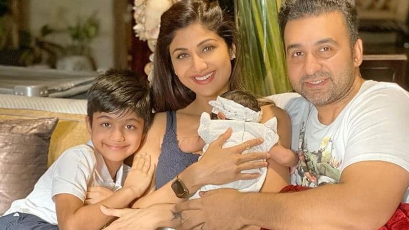 ১৫ ফেব্রুয়ারির দিনই সারোগেসির মাধ্যমে কন্যাসন্তানের বাবা-মা হয়েছেন তারা।সদ্যোজাত কন্যা সন্তানের নাম রেখেছেন সমিশা শেট্টি কুন্দ্রা।মাঝেমধ্যেই সদ্যোজাতকে কোলে নিয়ে খুশির মেজাজে পুরো পরিবারের সঙ্গে ছবি শেয়ার করেন অভিনেত্রী শিল্পা।