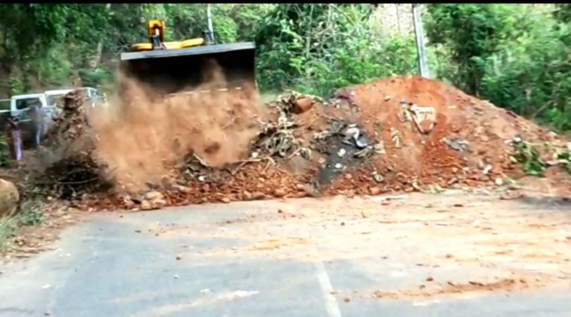 ಕೊರೋನಾ ಕಾಣಿಸಿಕೊಂಡ ಆರಂಭದಲ್ಲಿ ರಸ್ತೆಯ ತುಂಬ ಮಣ್ಣು ಹಾಕಿ ರಸ್ತೆಯನ್ನು ಸಂಪೂರ್ಣವಾಗಿ ಮುಚ್ಚಿರುವುದು