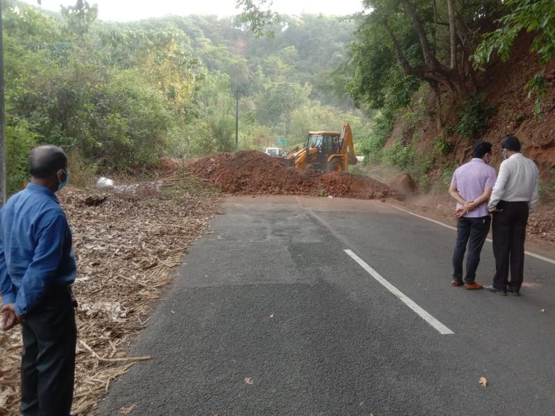 ಕೇರಳದೊಂದಿಗೆ ಮಡಿಕೇರಿ ಸಂಪರ್ಕದ ರಸ್ತೆಗಳನ್ನು ಸಂಪೂರ್ಣವಾಗಿ ಮುಚ್ಚಲಾಗಿತ್ತು. ಆದರೆ ಈಗ ಕೇರಳದಲ್ಲಿ ಕೊರೋನಾ ನಿಯಂತ್ರಣಕ್ಕೆ ಬಂದಿದ್ದು, ದಕ್ಷಿಣ ಕನ್ನಡದಲ್ಲಿ ಪ್ರಕರಣಗಳು ಹೆಚ್ಚುತ್ತಿವೆ. ಇದೀಗ ಕೇರಳ ತನ್ನ ಪ್ರಮುಖ ಚೆಕ್ಪೋಸ್ಟ್ಗಳನ್ನು ಮಾತ್ರ ತೆರೆದಿದ್ದು, ಸಣ್ಣ ಪುಟ್ಟ ಶಾರ್ಟ್ ಕಟ್ ದಾರಿಗಳೆಲ್ಲವನ್ನೂ ಮುಚ್ಚಲಾಗಿದೆ.