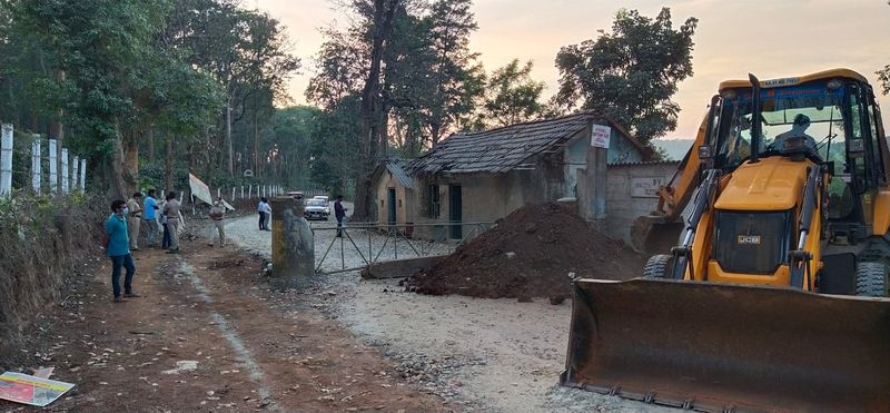 ಆದರೂ ರಸ್ತೆ ಮೂಲಕ ಕದ್ದು ಮುಚ್ಚಿ ನಿರಂತರವಾಗಿ ವಾಹನ ಓಡಾಡುವುದನ್ನು ಅಧಿಕಾರಿಗಳು ಪತ್ತೆಹಚ್ಚಿದ್ದಾರೆ. ಭಾಗಮಂಡಲ ಠಾಣಾಧಿಕಾರಿ ಮಹದೇವ ಹಾಗೂ ಸಿಬ್ಬಂದಿ ಜೆಸಿಬಿ ಯಂತ್ರ ಮೂಲಕ ರಸ್ತೆಗೆ ಮಣ್ಣು ಸುರಿದು ಸಂಪೂರ್ಣವಾಗಿ ಬಂದ್ ಮಾಡಿದರು.