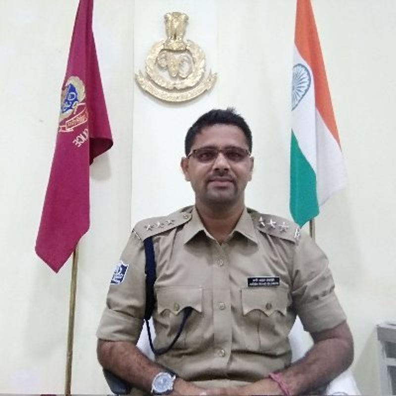railway gang man turned ips prahalad meena rajasthan ips success story kpt