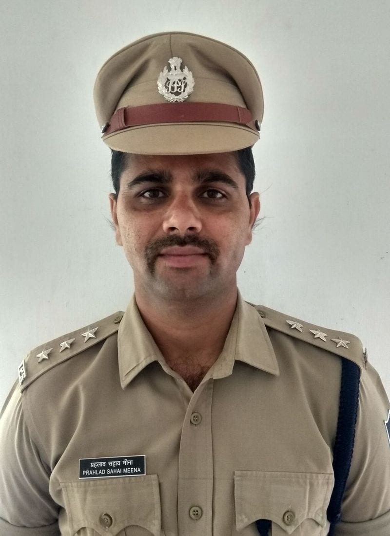 railway gang man turned ips prahalad meena rajasthan ips success story kpt