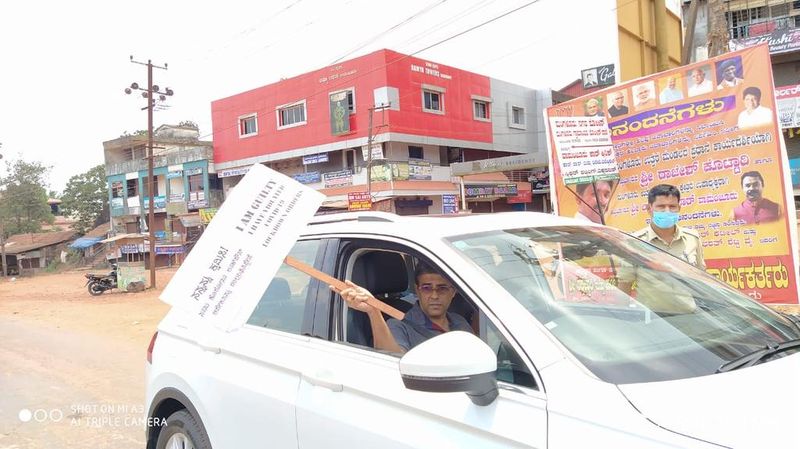Mangalore police gives Placard to those who break lockdown