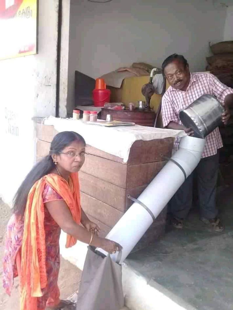 খোলা বাজারে গিয়ে নিত্য প্রয়োজনীয় জিনিস কেনার পরামর্শ দিলেও বিশেষজ্ঞরা মানুষের থেকে দূরত্ব বজায় রাখার কথা বারাবার বলছেন।