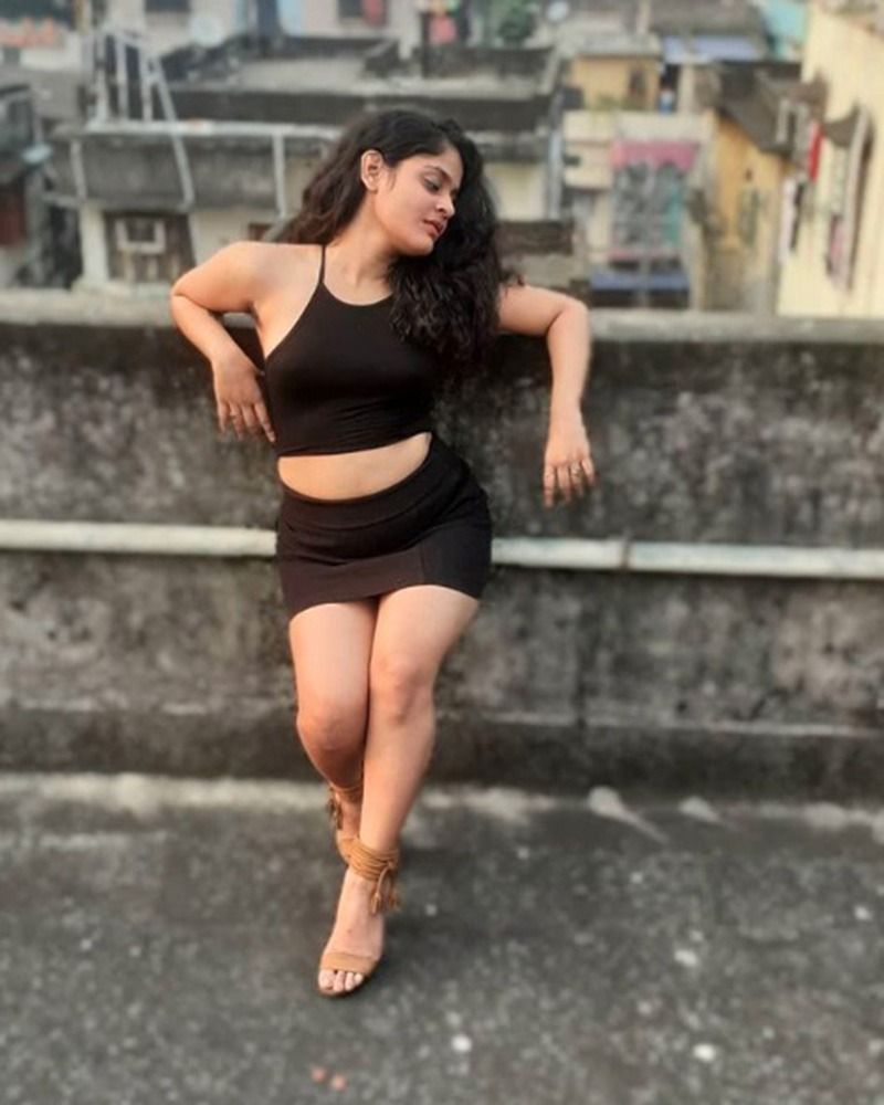 Actress Tithi Basu flaunts her retro saree look ADB