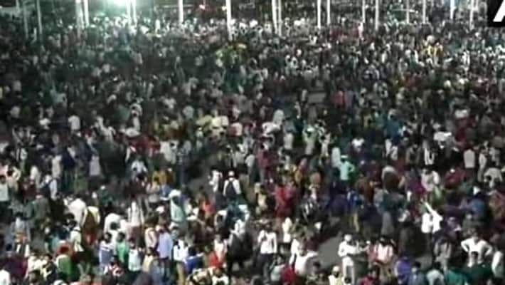 Delhi bus terminus flooded with migrant labourers in lockdown Delhi bus terminus flooded with migrant labourers in lockdown