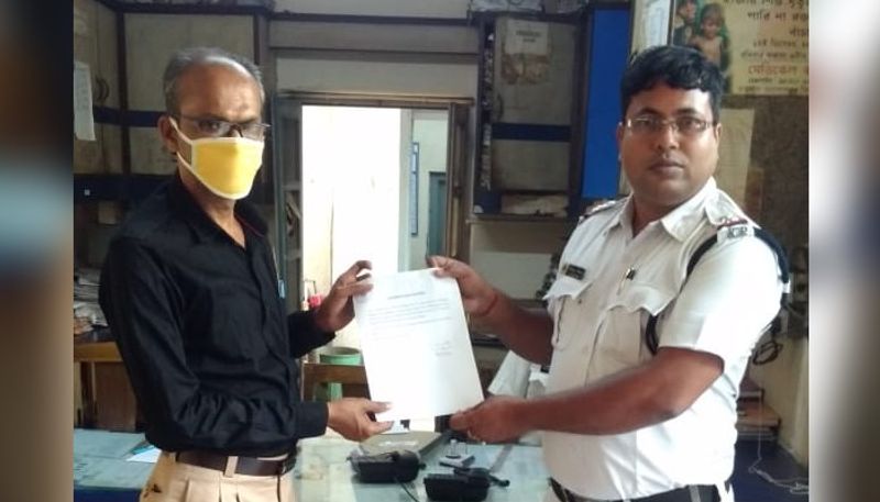 Police handed over the necessary items to the poor people in Lockdown situation in Kolkata