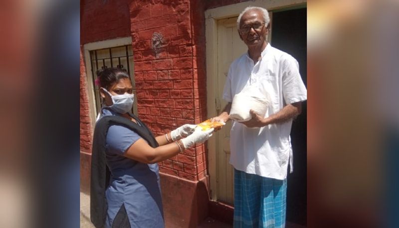 Police handed over the necessary items to the poor people in Lockdown situation in Kolkata