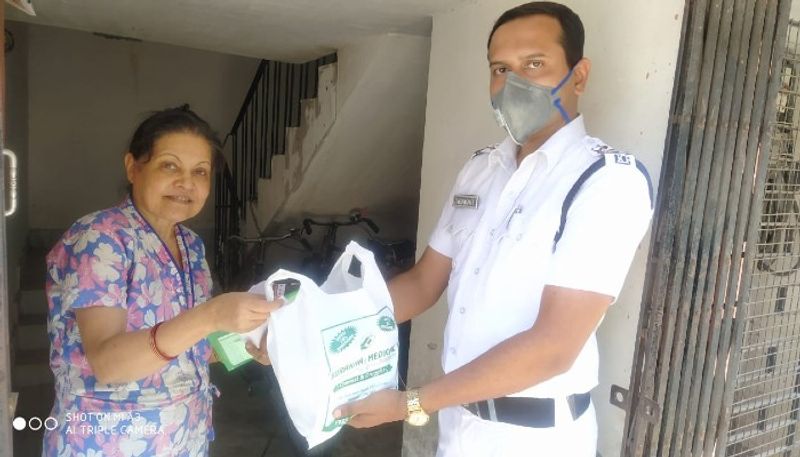 Police handed over the necessary items to the poor people in Lockdown situation in Kolkata