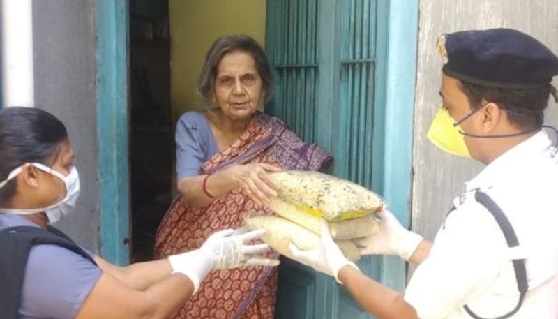 Police handed over the necessary items to the poor people in Lockdown situation in Kolkata