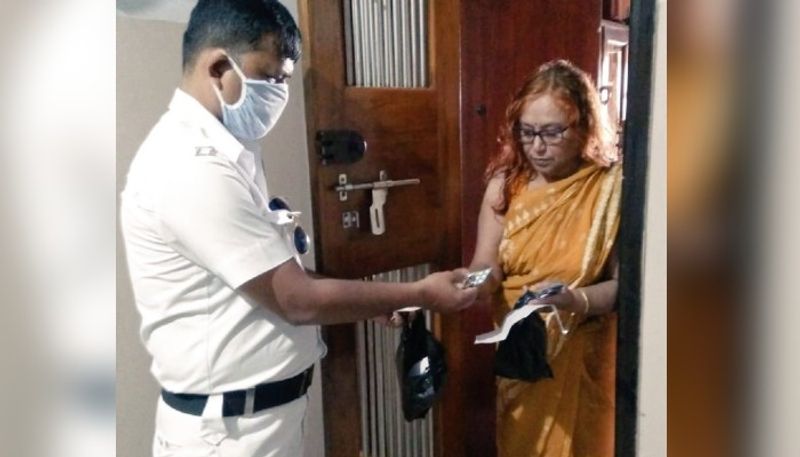 Police handed over the necessary items to the poor people in Lockdown situation in Kolkata