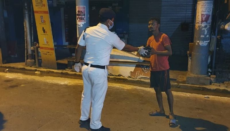 Police handed over the necessary items to the poor people in Lockdown situation in Kolkata