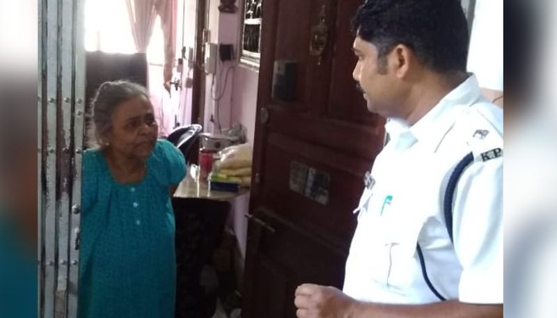 Police handed over the necessary items to the poor people in Lockdown situation in Kolkata