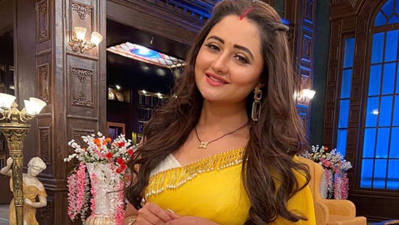 बता दें कि बिग बॉस के घर में रश्मि की असल जिंदगी बड़े ही करीब से देखने को मिली थी। चाहे वो रश्मि की पहली शादी का टूटना हो या फिर अरहान खान के साथ ब्रेकअप हो, शो में खूब सुर्खियां बटोरी थीं। रश्मि फिलहाल घरवालों के साथ टाइम स्पेंड कर रही हैं। वह अपने भाई के बच्चों के साथ एन्जॉय कर रही है।