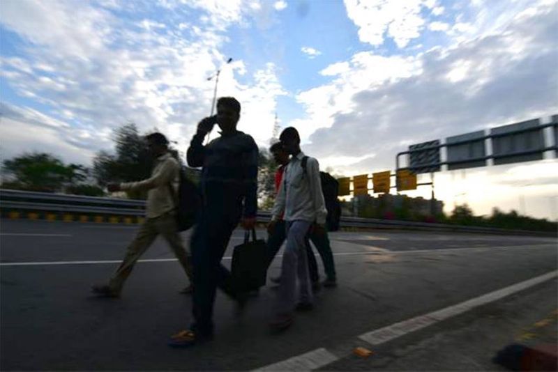 heartbreaking photos of poor indians forced to die in corona outbreak due to rich that came from abroad with virus kph