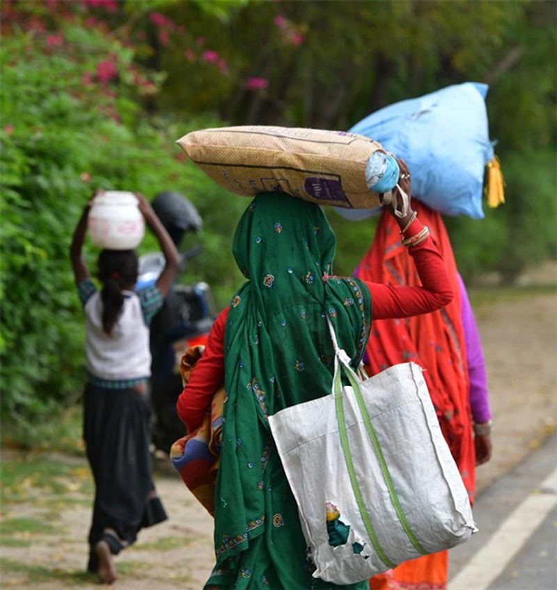 heartbreaking photos of poor indians forced to die in corona outbreak due to rich that came from abroad with virus kph