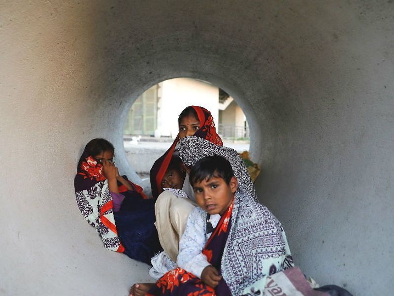 heartbreaking photos of poor indians forced to die in corona outbreak due to rich that came from abroad with virus kph