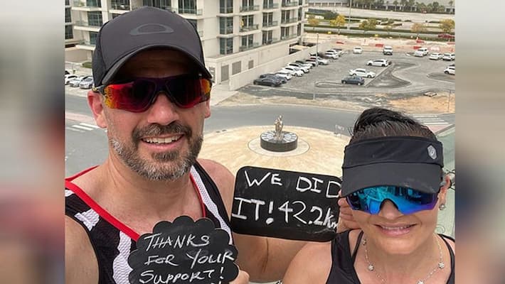 Unique way to show awareness against Corona, couple completed marathon race in balcony, 10 year old daughter became guide kpb Unique way to show awareness against Corona, couple completed marathon race in balcony, 10 year old daughter became guide kpb