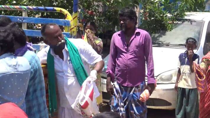 farmer distributed free vegetables to people in pudukottai farmer distributed free vegetables to people in pudukottai