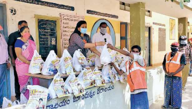 Actress Roja Distribute Food for 5 Thousand people at Corona Lock Down Actress Roja Distribute Food for 5 Thousand people at Corona Lock Down