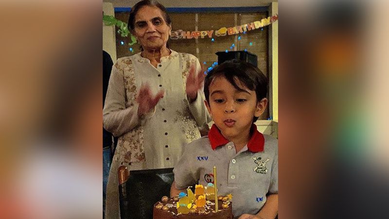 नानी सलमा खान के साथ मोमबत्ती बुझाते आहिल।