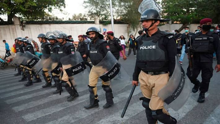 Karachi police punish disobedient people broke the lockdown norms in Coronavirus Outbreak Karachi police punish disobedient people broke the lockdown norms in Coronavirus Outbreak
