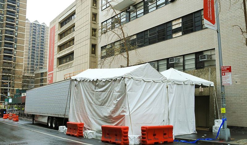 shocking photos of american corona virus dead bodies loaded in refrigerated trucks kph