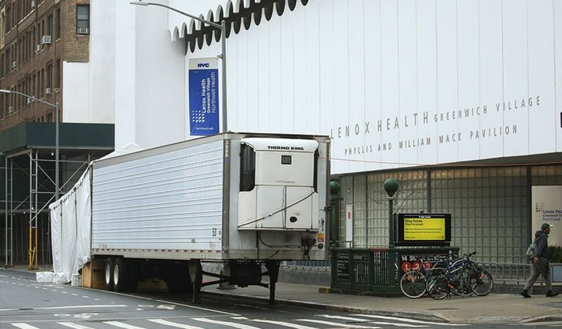 shocking photos of american corona virus dead bodies loaded in refrigerated trucks kph