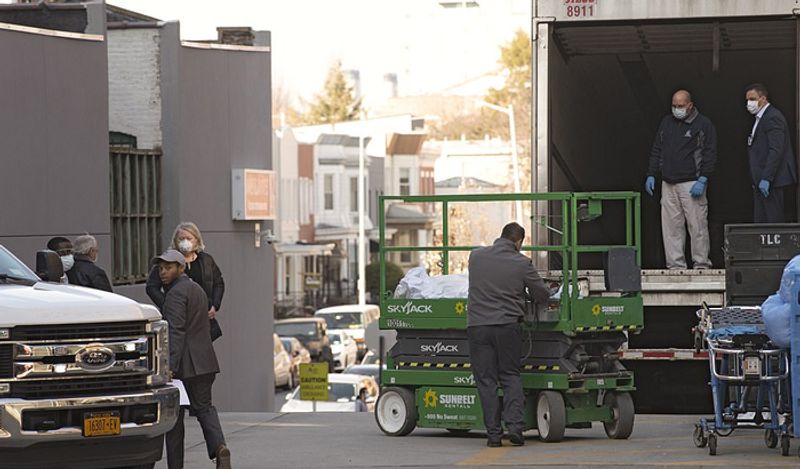 shocking photos of american corona virus dead bodies loaded in refrigerated trucks kph