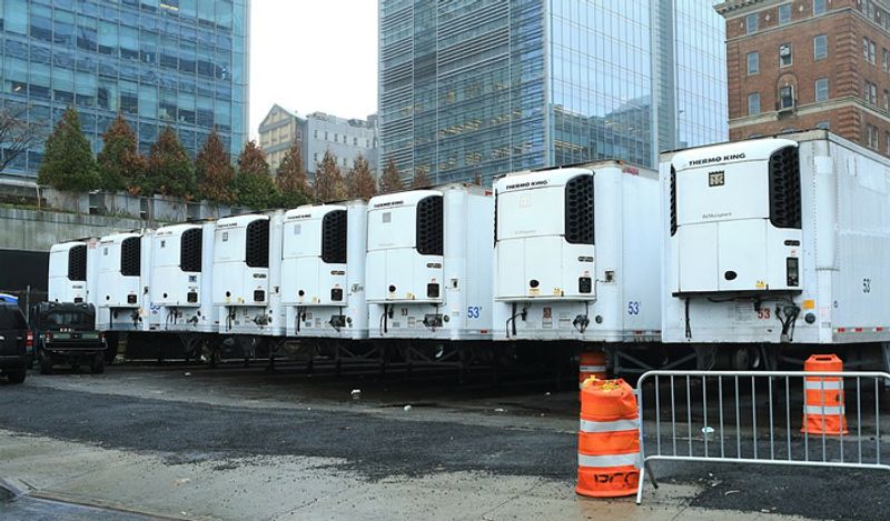 shocking photos of american corona virus dead bodies loaded in refrigerated trucks kph