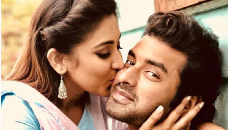 জন্মদিনে নিজেদের অন্তরঙ্গমুহূর্তের ছবি পোস্ট করে প্রেমিকাকে শুভেচ্ছা জানিয়েছেন অভিনেতা। যা সোশ্যাল মিডিয়ায় ভাইরাল হয়েছে।