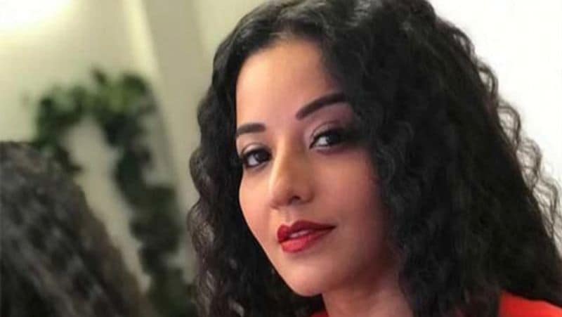 कुछ लोग मोनालिसा को इस हालात में देखकर गुस्सा भी हो रहे हैं। एक ने लताड़ लगाते हुए कहा- कुच डोनेट करो यार, ये सब मत करो प्लीज। एक ने लिखा- इनको फर्क नहीं पड़ता, इन्हें तो बस अपनी बॉडी दिखानी है।