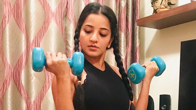 मोनालिसा ने हाल ही में अपने इंस्टाग्राम पर कुछ बिकिनी फोटोज शेयर की है। इन फोटोज में वे बिना मेकअप के की भी बेहद खूबसूरत नजर आ रही है।