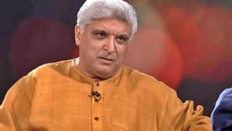 एक और शख्स ने लिखा- साब जी, भारतीय नागरिक सरकारी आदेशों का पालन करते है, ये किस रेगिस्तान के 1400 साल पुराने पत्थर युग के फतवो पे पहुच गए, एकाद फतवा कोरोना पे ही निकाल दो, 5 क्या 10 नमाज़ अदा कर दो, शायद वायरस मान जाए।