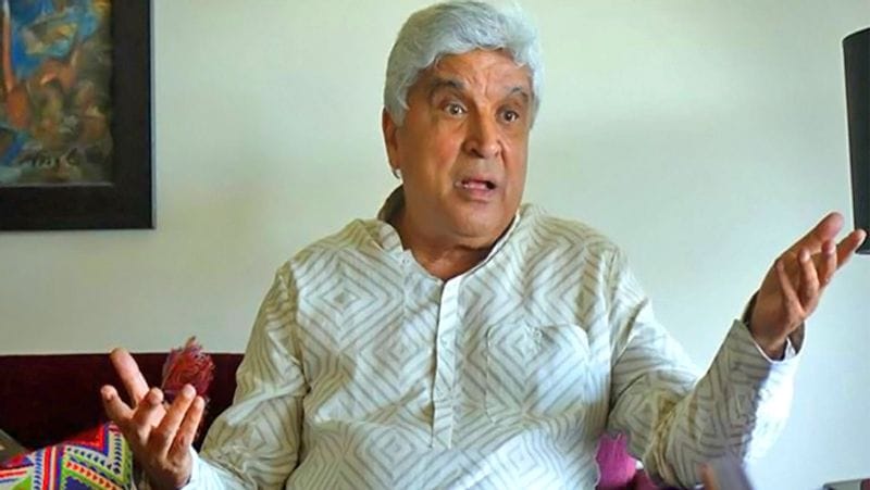 एक शख्स ने लिखा- जावेद साब ये कहना चाहते है कि उनकी जमात सरकार के कहने पे नही पर फतवो पे चलेगी...।