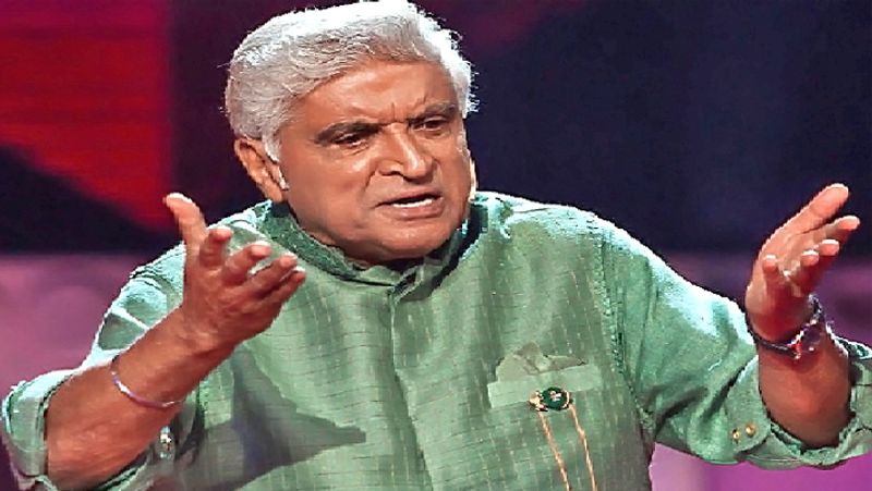 एक शख्स ने जावेद अख्तर को जवाब देते हुए लिखा- यह तो ये तथाकथित नास्तिक महोदय भी मानते हैं कि इनके मजहब के लोग देश के प्रधानमंत्री, कानून से ऊपर अपने मुल्ले मौलानाओं को मानते हैं। जब देश के बाकी लोग प्रधानमंत्री की अपील पर अपने घरों में बैठे है इन लोगों को ऐसा करने के लिए फतवे का इंतजार है।