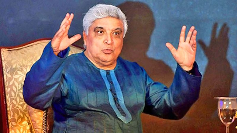 एक और यूजर ने कमेंट करते हुए पूछा, 'फतवा क्यों, क्या हम मध्यकाल में जी रहे हैं? क्यों आप सिर्फ देश के कानूनों का पालन नहीं कर सकते?'