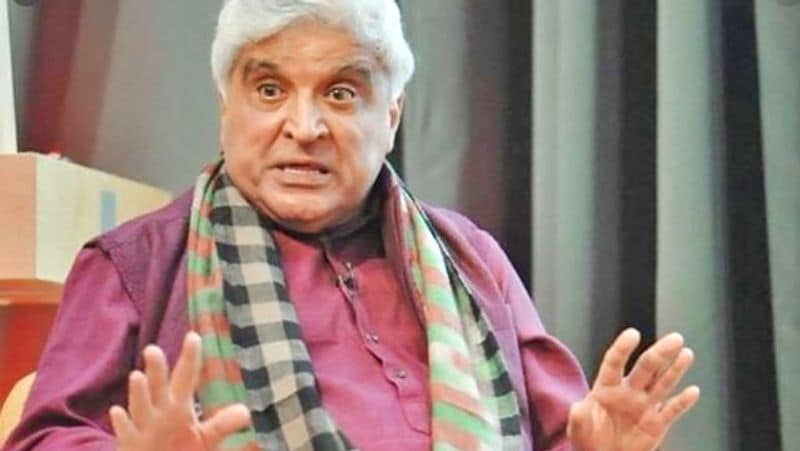 जावेद अख्तर का ट्वीट देखने के बाद सोशल मीडिया यूजर्स भड़क उठे। एक यूजर ने कहा- 'आखिर ऐसा क्यों है कि भारत की सभी मस्जिदों को बंद करने के लिए हमें फतवे की जरूरत पड़ती है और सरकार का अनुरोध या आदेश पर्याप्त नहीं है?'