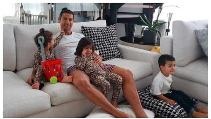 Cristiano Ronaldo share a picture with his family in home quarantine Cristiano Ronaldo share a picture with his family in home quarantine