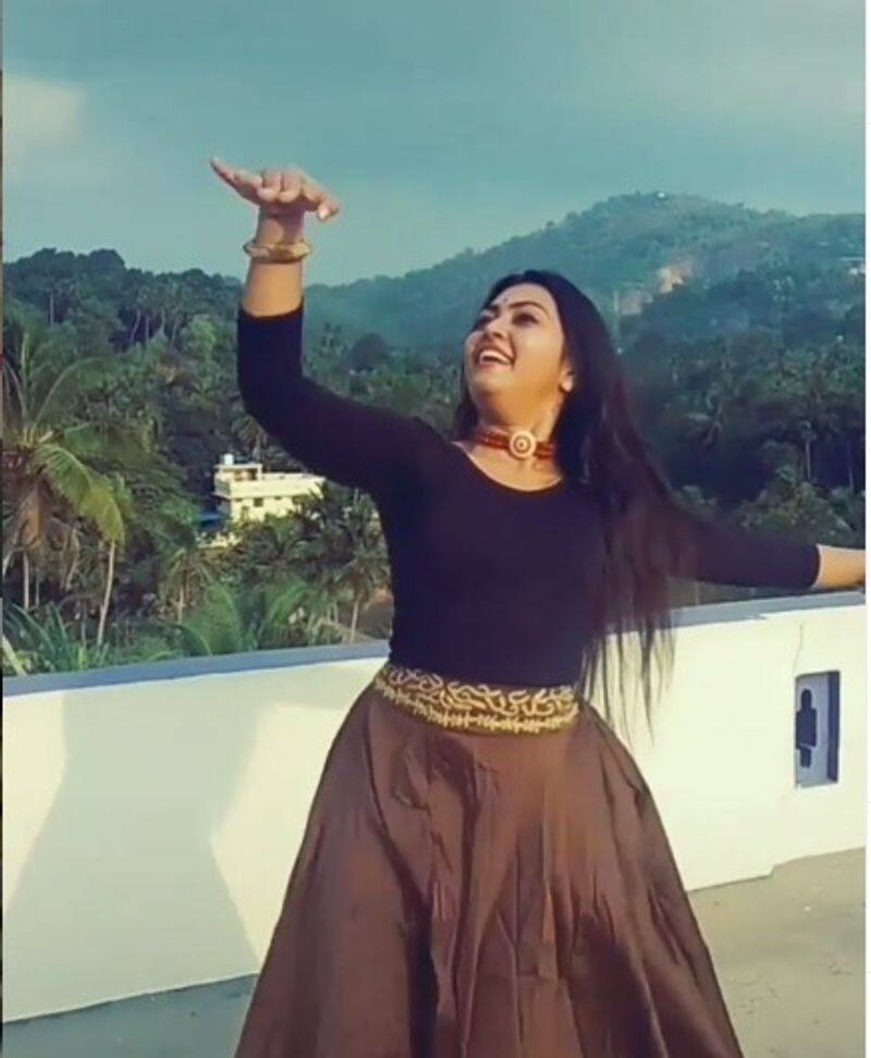 mridhula vijai shared dancing video of her quarantine time