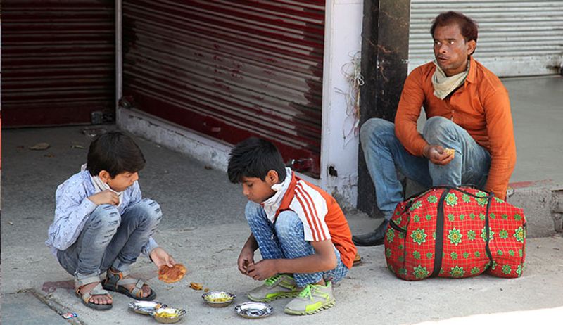 पैदल घर लौटते मजदूरों और उनके बच्चो को रास्ते में जिसने खिलाया..वो उसे दुआएं देते रहे।