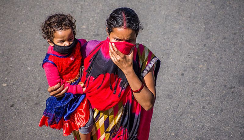 जिन बच्चों के खेलने-कूदने की उम्र है, वे अकेले पड़ गए हैं। मां-बाप के साथ भटक रहे हैं।