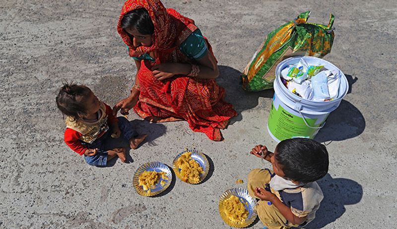 अपनी से ज्यादा मां को बच्चों के पेट भरने की चिंता। पता नहीं कब तक ऐसा चलेगा।