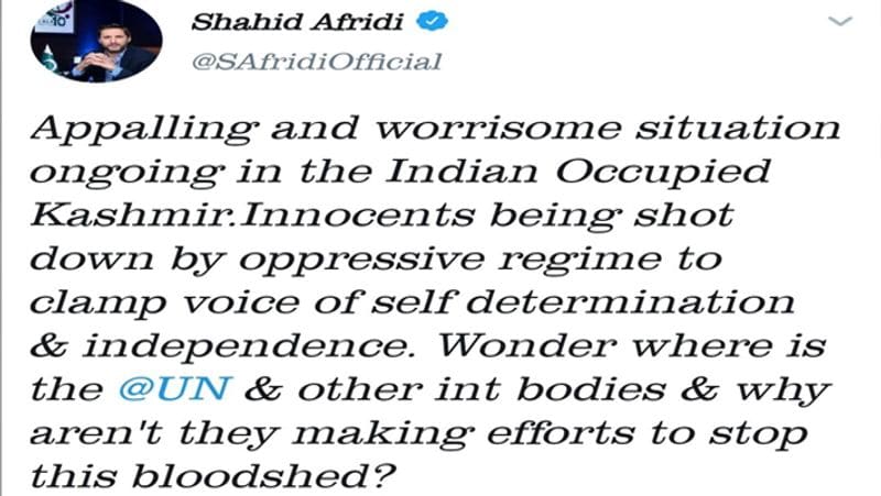 कश्मीर को लेकर शाहिद का एक और ट्वीट शेयर करते हुए एक यूजर ने लिखा कि आप इन लोगों की मदद करने की बात कह रहे हैं ?