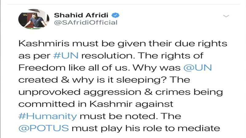 एक और यूजर ने कश्मीर के मुद्दे पर शाहिद के ट्वीट का स्क्रीनशॉट शेयर करते हुए युवराज और हरभजन के निर्णय को गलत बताने की कोशिश की।